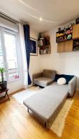 ein Wohnzimmer mit einem Sofa und einem Fenster in der Unterkunft Charmant Appartement moderne Paris 13e in Paris