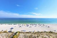 einen Blick über den Strand mit Sonnenschirmen und das Meer in der Unterkunft Beachfront condo at Pelican Beach in Destin