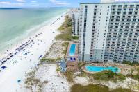 mit Blick auf den Strand und das Resort in der Unterkunft Beachfront condo at Pelican Beach in Destin