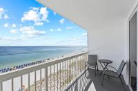 einen Balkon mit Blick auf den Strand in der Unterkunft Beachfront condo at Pelican Beach in Destin
