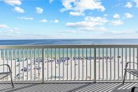 einen Balkon mit Blick auf den Strand und das Meer in der Unterkunft Beachfront condo at Pelican Beach in Destin
