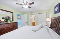 Ein Bett oder Betten in einem Zimmer der Unterkunft Beachfront condo at Pelican Beach