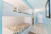 Ein Bett oder Betten in einem Zimmer der Unterkunft Beachfront condo at Pelican Beach