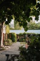 una mujer sentada en una mesa de picnic en un jardín en Cardrona Hotel, en Cardrona