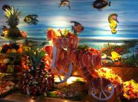 una mostra di frutta su un tavolo davanti a un dipinto di Hotel Vina De Mar a Lignano Sabbiadoro