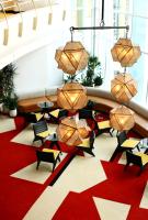 Una habitación con sillas y mesas sobre una alfombra roja y blanca. en The Durham Hotel, en Durham