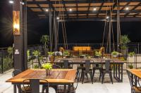 un grupo de mesas y sillas en un patio en Sebayu Retreat Gopeng, en Gopeng