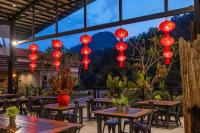 un restaurante con faroles rojos colgando del techo en Sebayu Retreat Gopeng, en Gopeng