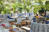 Un jardín fuera de Holiday House Palm Springs