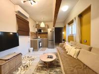 TV a/nebo společenská místnost v ubytování Boho-Chic 2 bedrooms in Zamalek (no visits)