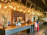 Un grupo de personas de pie en un bar en Voyage Vacation Club, en Rosarito