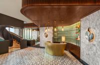 um saguão de hotel com banheira e escorregador em Hilton Saigon em Cidade de Ho Chi Minh