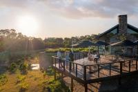 Jacobs Estate Cottage في Rowland Flat: مجموعة من الأشخاص يقفون على سطح أمام مبنى