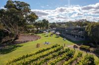 Jacobs Estate Cottage في Rowland Flat: اطلالة جوية على حديقة ومبنى