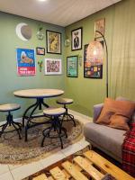 ein Wohnzimmer mit Tisch und Couch in der Unterkunft Rustic Elegance By The Lake Studio Cabin In Jlt in Dubai