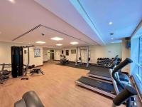 Das Fitnesscenter und&#47;oder die Fitnesseinrichtungen in der Unterkunft Rustic Elegance By The Lake Studio Cabin In Jlt