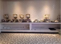 Eine Waschtischplatte im Badezimmer mit Waschbecken und Spiegeln in der Unterkunft Lazo Avarta Resort and Convention Centre Pondicherry in Kālapettai