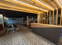 eine Lobby mit einem Tresen und einem Tisch in einem Raum in der Unterkunft Lazo Avarta Resort and Convention Centre Pondicherry in Kālapettai