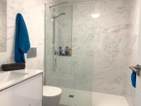 A bathroom at Magnifico apartamento de planta alta LA ISLA