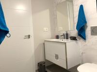 A bathroom at Magnifico apartamento de planta alta LA ISLA