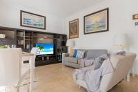 TV a/nebo společenská místnost v ubytování 1 Bedroom Apartment in Andalucía del Mar - Puerto Banús