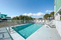 einen Pool mit zwei Stühlen neben einem Zaun in der Unterkunft Summer at Family Bungalow w Pool! 4min Walk to Beach! in Gulf Shores