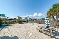 ein Sonnenschirm auf einer Bank am Strand in der Unterkunft Summer at Family Bungalow w Pool! 4min Walk to Beach! in Gulf Shores
