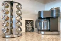 eine Kaffeemaschine und eine Kaffeemaschine auf der Theke in der Unterkunft Summer at Family Bungalow w Pool! 4min Walk to Beach! in Gulf Shores
