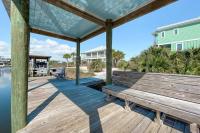 eine Holzterrasse mit einer Bank neben einem Pool in der Unterkunft Summer at Family Bungalow w Pool! 4min Walk to Beach! in Gulf Shores