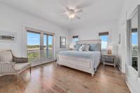 ein weißes Schlafzimmer mit Bett und Balkon in der Unterkunft Summer at Family Bungalow w Pool! 4min Walk to Beach! in Gulf Shores