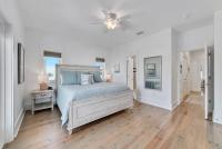 Ein Bett oder Betten in einem Zimmer der Unterkunft Summer at Family Bungalow w Pool! 4min Walk to Beach!