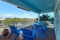 Ein Balkon oder eine Terrasse in der Unterkunft Summer at Family Bungalow w Pool! 4min Walk to Beach!