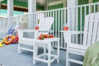 Ein Sitzbereich in der Unterkunft Summer at Family Bungalow w Pool! 4min Walk to Beach!