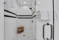 Ein Badezimmer in der Unterkunft Summer at Family Bungalow w Pool! 4min Walk to Beach!