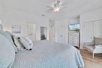 Ein Bett oder Betten in einem Zimmer der Unterkunft Summer at Family Bungalow w Pool! 4min Walk to Beach!