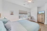 Ein Bett oder Betten in einem Zimmer der Unterkunft Summer at Family Bungalow w Pool! 4min Walk to Beach!