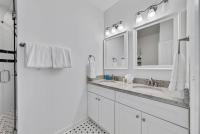 Ein Badezimmer in der Unterkunft Summer at Family Bungalow w Pool! 4min Walk to Beach!