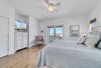 Ein Bett oder Betten in einem Zimmer der Unterkunft Summer at Family Bungalow w Pool! 4min Walk to Beach!