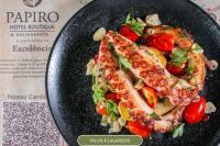 een bord met vis en groenten bij Pousada Papiro Boutique in Abraão