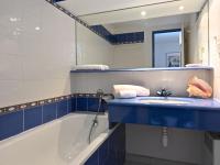 Kúpeľňa v ubytovaní Apartment Les Bastides - O5 018 by Interhome