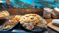un vassoio di prodotti alimentari con frutti di mare e verdure su un tavolo di Hotel Vina De Mar a Lignano Sabbiadoro