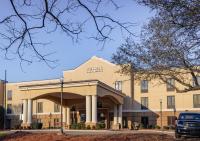 un edificio con un coche aparcado delante en Russell Inn and Suites, en Starkville