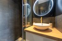 a bathroom with a bowl sink and a shower at Nid douillet entre Paris et Disney in Vaires-sur-Marne