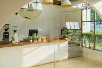 バンラック・ビーチにあるSea Sun Bed & Beyondの窓のある部屋