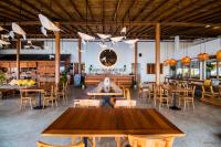 バンラック・ビーチにあるSea Sun Bed & Beyondの木製のテーブルと椅子のあるダイニングルーム