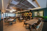 ValStar Hotel Canggu في تشانغو: مطعم به طاولات وكراسي في غرفة