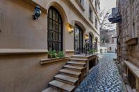 バクーにあるDeniz İnn Hotelの建物のある街の石畳