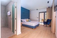 Posteľ alebo postele v izbe v ubytovaní Luxury VILLA CECILIA with 4 en-suite bedrooms located 250m from the beach in Podstrana, max 8 people