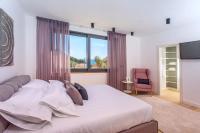 Posteľ alebo postele v izbe v ubytovaní Luxury VILLA CECILIA with 4 en-suite bedrooms located 250m from the beach in Podstrana, max 8 people