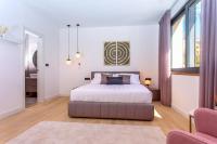 Posteľ alebo postele v izbe v ubytovaní Luxury VILLA CECILIA with 4 en-suite bedrooms located 250m from the beach in Podstrana, max 8 people